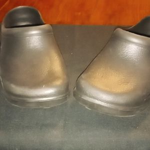 Women's size medium nursing shoes